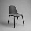 Chaise de salle à manger avec dossier coque noir et assise rembourrée grise pieds en acier noir 50 x 55 x 82 cm