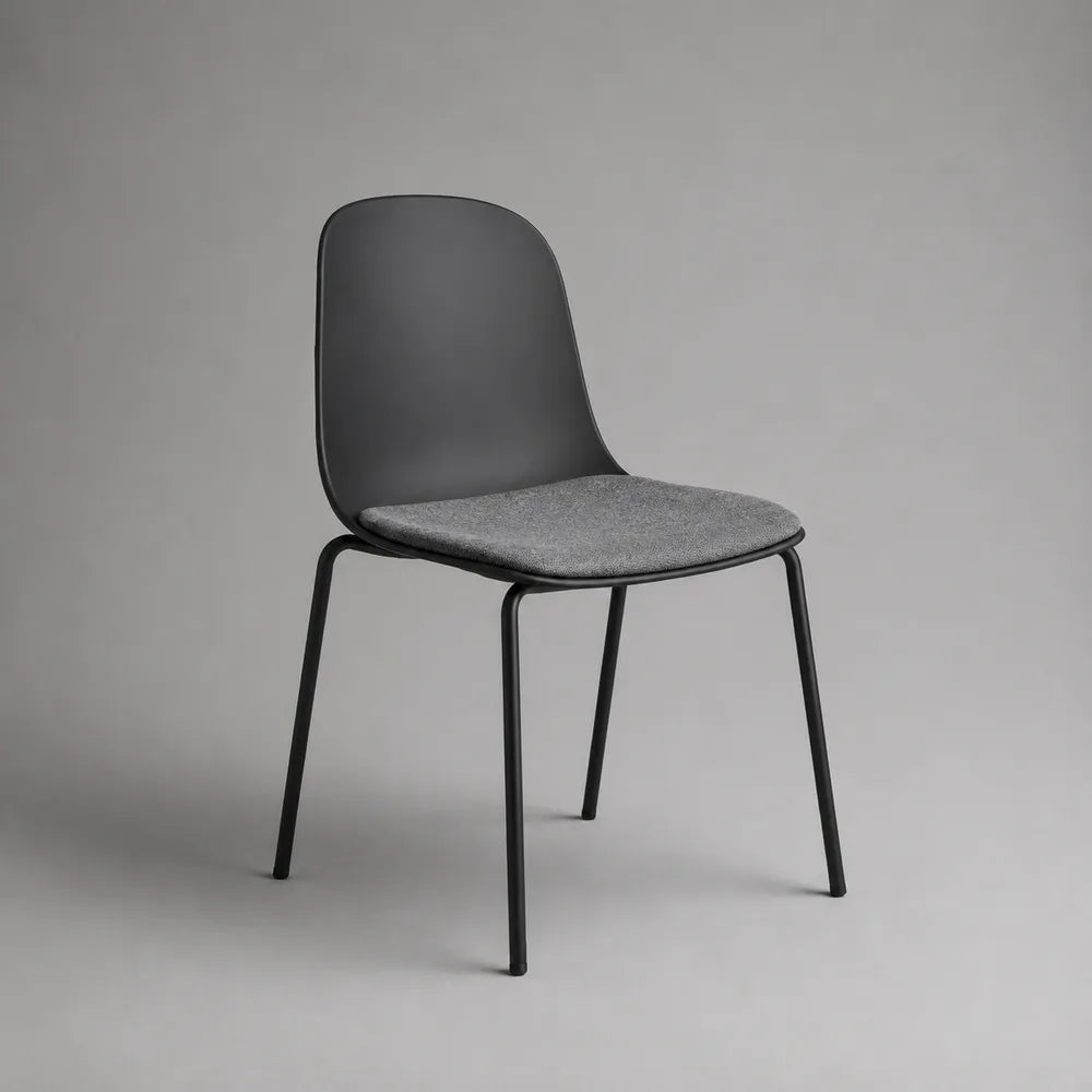 Chaise de salle à manger avec dossier coque noir et assise rembourrée grise pieds en acier noir 50 x 55 x 82 cm